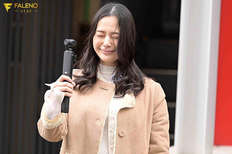「いまから私とキスしてみませんか？」吉高寧々がいきなり素人さんを逆ナンパ！街中でキス 30 秒で勃起したら合格、さらにお部屋で言葉責め手コキに耐えられたらご褒美SEXあげちゃいます。 吉高寧々 5