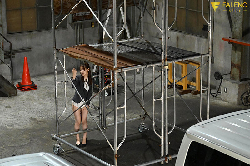 町工場。手錠の鍵は膣の中。あなたは「助けて」と言われ彼女を助けることはできますか？ 天使もえ 3