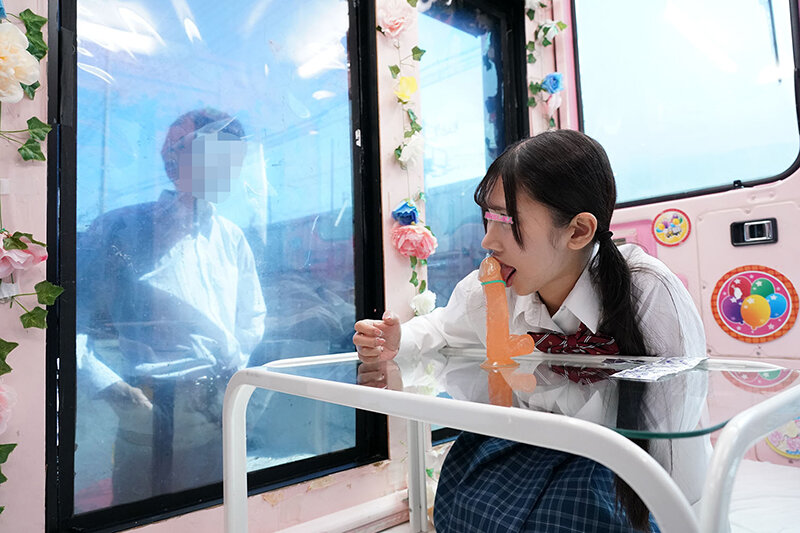 一般男女モニタリングAV×マジックミラー便コラボ企画 彼氏の目の前で路上NTR!女子○校生が初めての「お口だけでコンドーム装着」に挑戦!ノーハンドでデカチンを咥えたうぶなオマ○コは恥じらいながらもびしょ濡れ!彼氏の目の前で寝取って最後はゴムを外して生中出し! 2