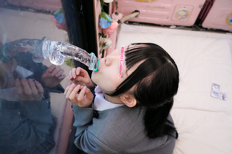 一般男女モニタリングAV×マジックミラー便コラボ企画 彼氏の目の前で路上NTR!女子○校生が初めての「お口だけでコンドーム装着」に挑戦!ノーハンドでデカチンを咥えたうぶなオマ○コは恥じらいながらもびしょ濡れ!彼氏の目の前で寝取って最後はゴムを外して生中出し! 3