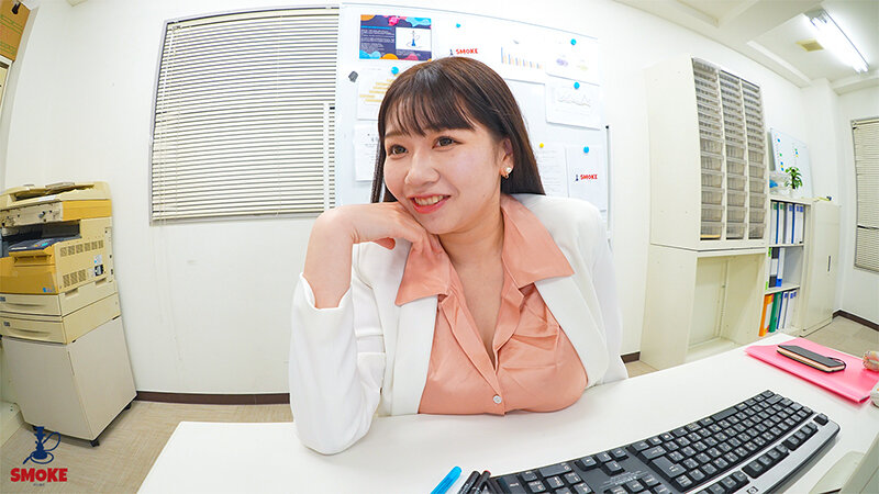 【パイズリセクハラ】パッツン熟ぱい挑発で若手ち○ぽをビンビン勃起させ乳圧挟射で何度も抜いてくる色白巨乳人妻女上司 小坂ひまり 1